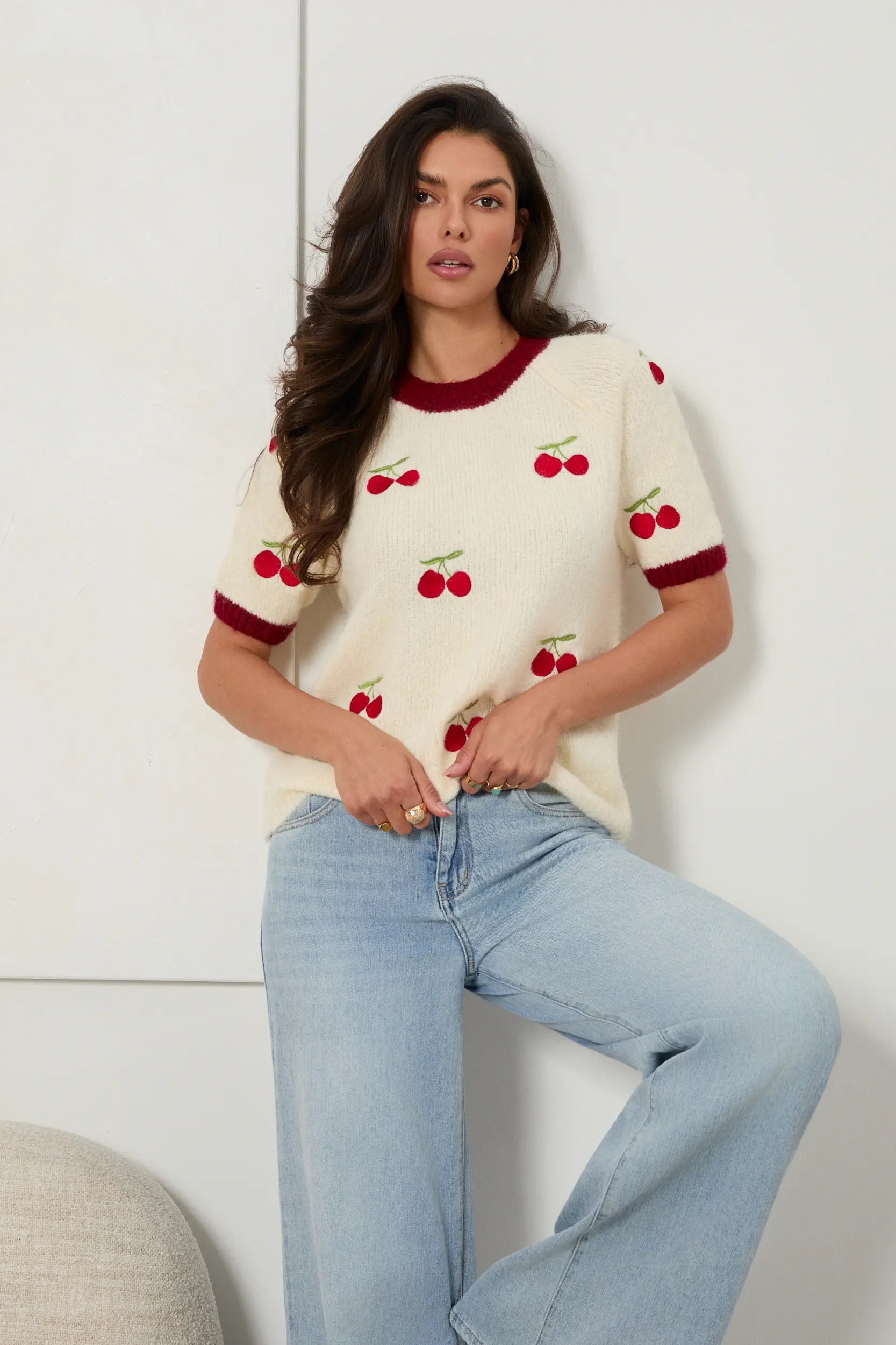 SWETER Z KRÓTKIM RĘKAWEM Z HAFTOWANYMI WIŚNIAMI