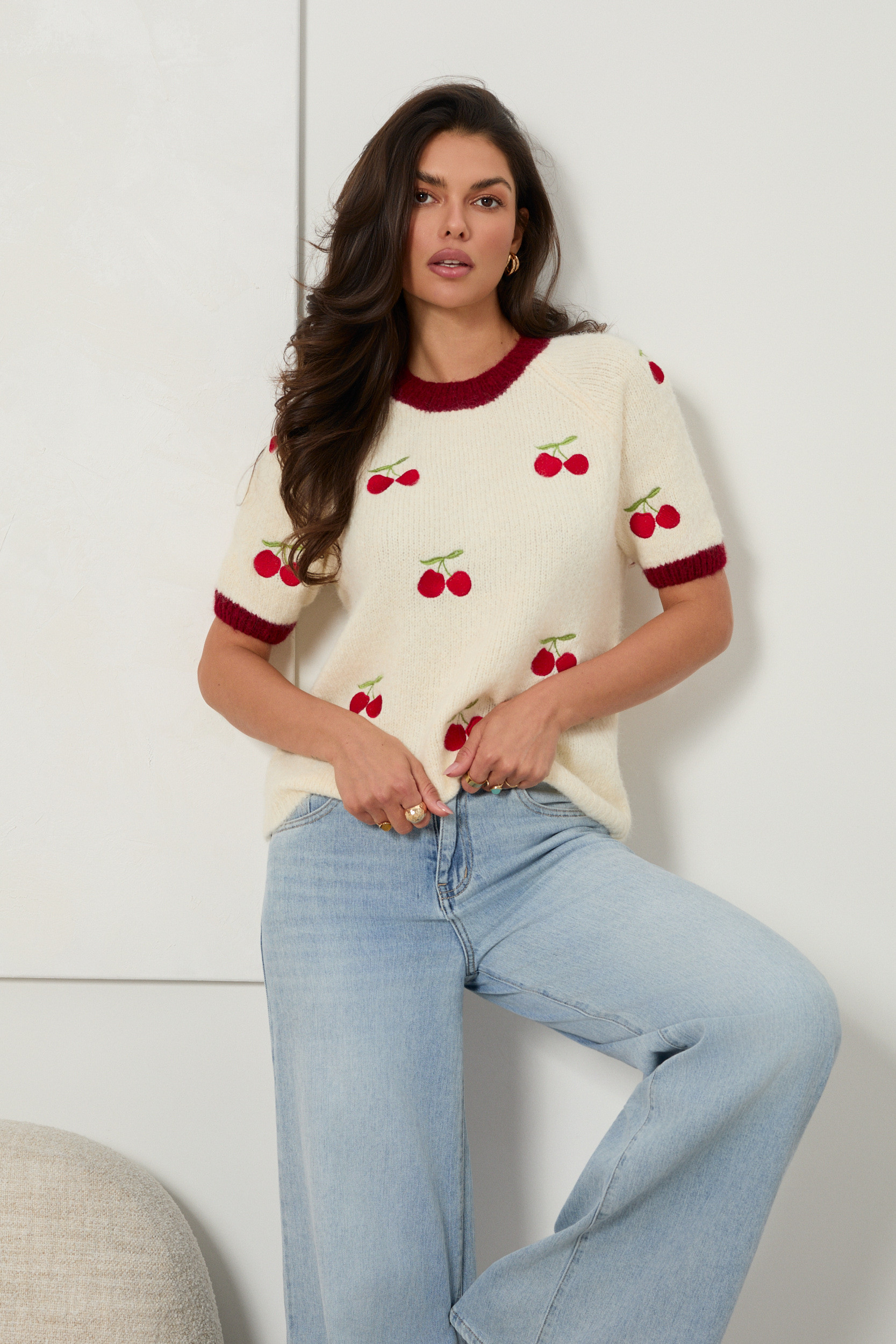 SWETER Z KRÓTKIM RĘKAWEM Z HAFTOWANYMI WIŚNIAMI