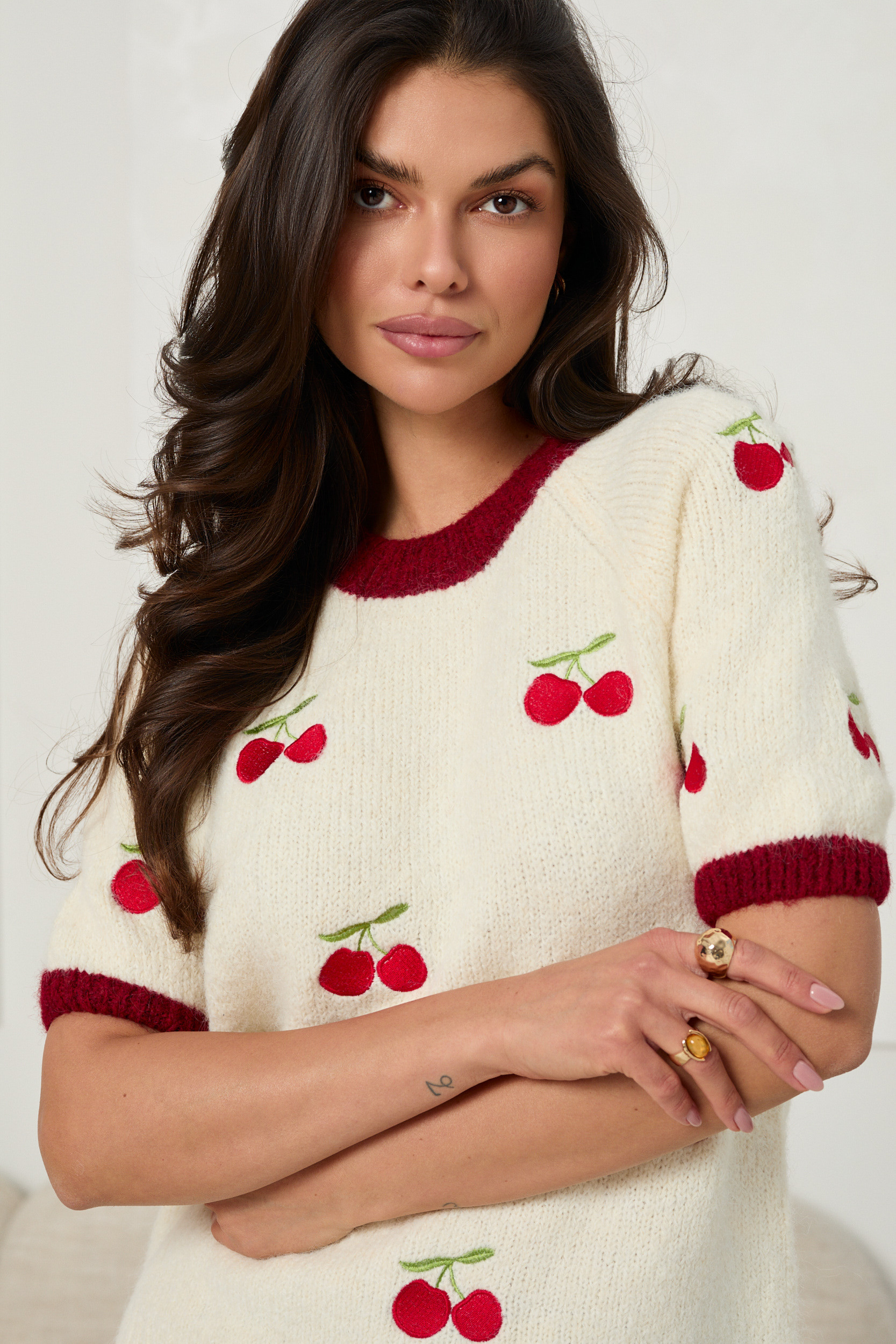 SWETER Z KRÓTKIM RĘKAWEM Z HAFTOWANYMI WIŚNIAMI