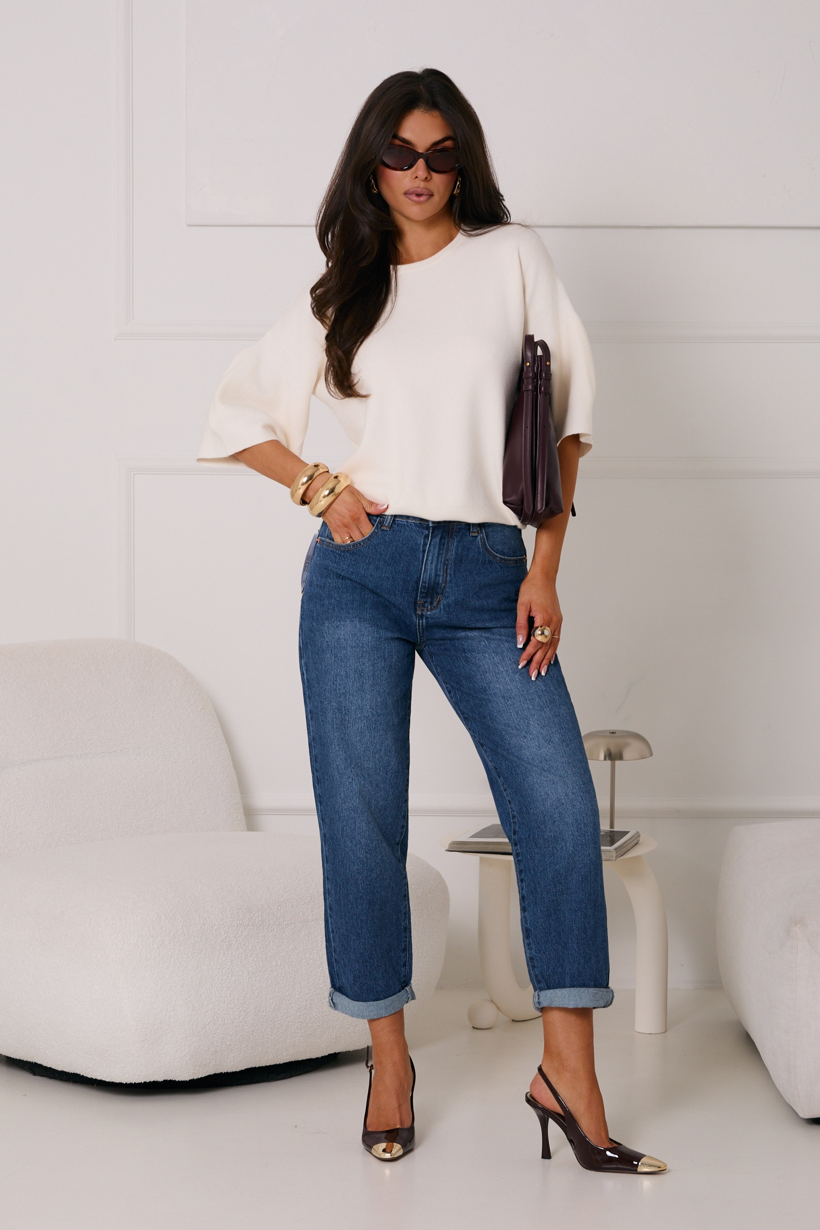 JEANSY Z PROSTĄ NOGAWKĄ I PODWYŻSZONYM STANEM