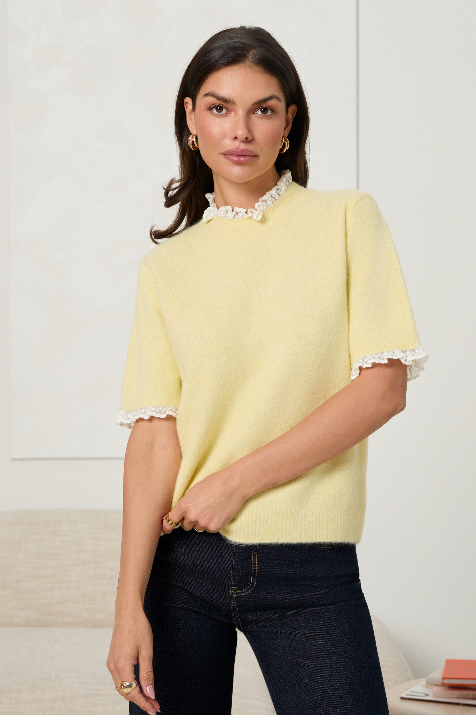 SWETER Z KRÓTKIM RĘKAWEM WYKOŃCZONY KORONKĄ