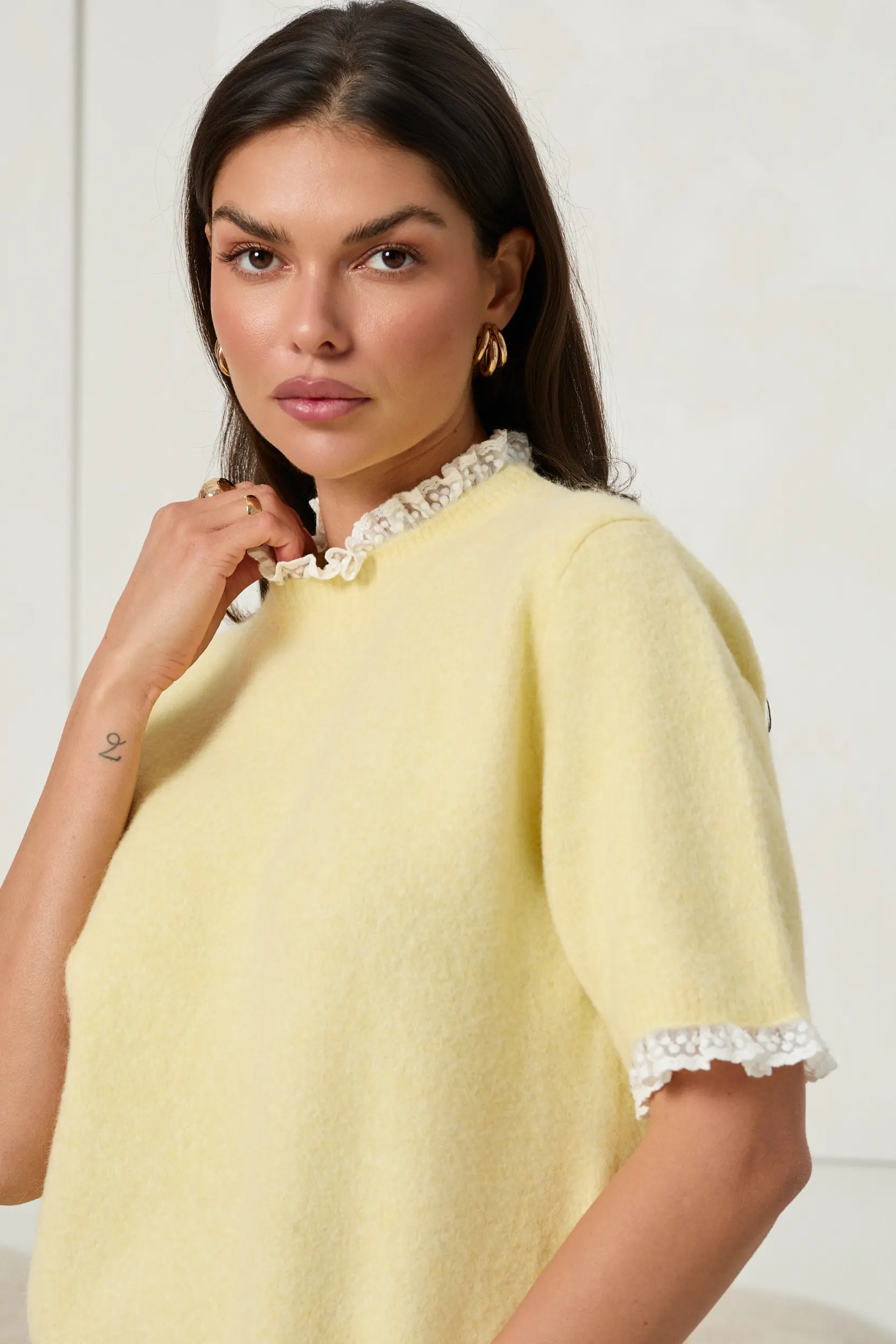 SWETER Z KRÓTKIM RĘKAWEM WYKOŃCZONY KORONKĄ