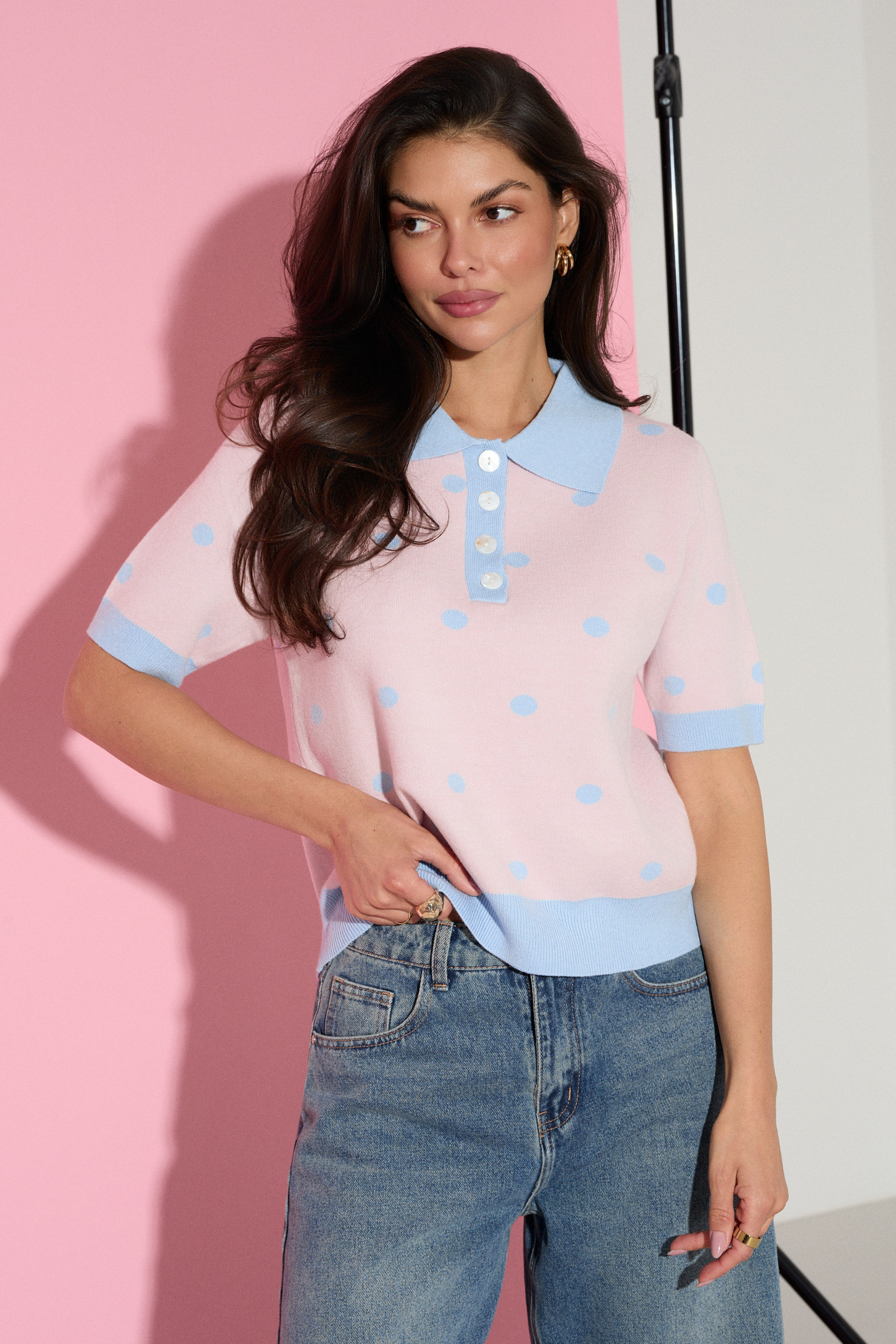 SWETER Z KOŁNIERZYKIEM POLO W ŻAKARDOWE GROCHY