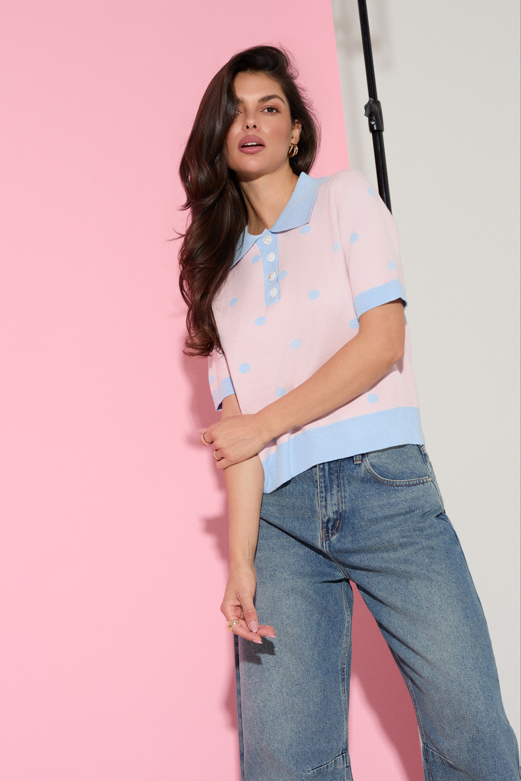 SWETER Z KOŁNIERZYKIEM POLO W ŻAKARDOWE GROCHY