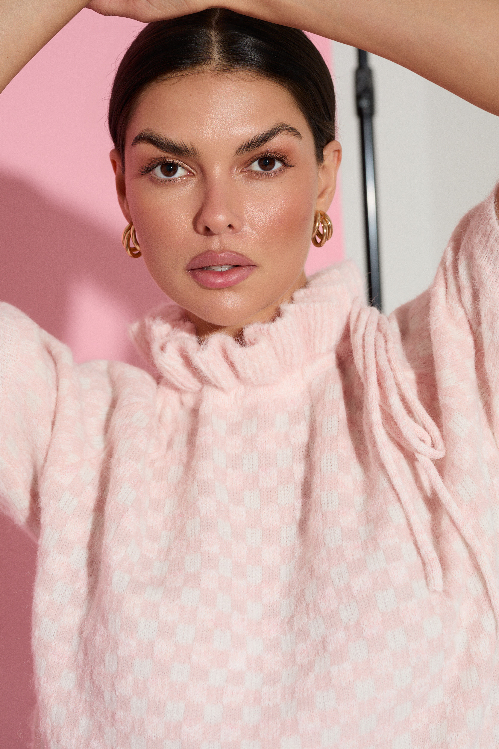 ŻAKARDOWY SWETER ZE STÓJKĄ I WIĄZANIEM