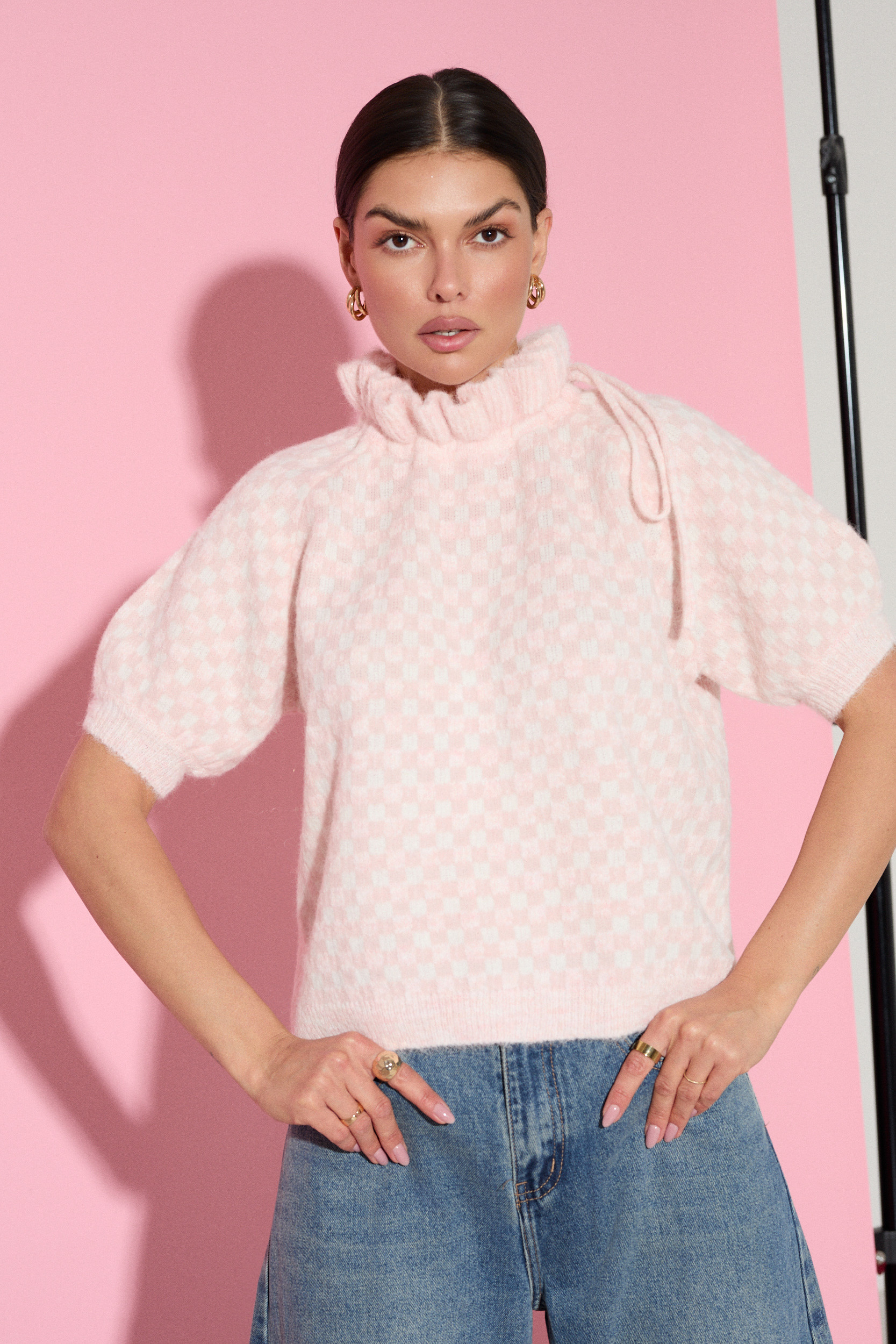 ŻAKARDOWY SWETER ZE STÓJKĄ I WIĄZANIEM