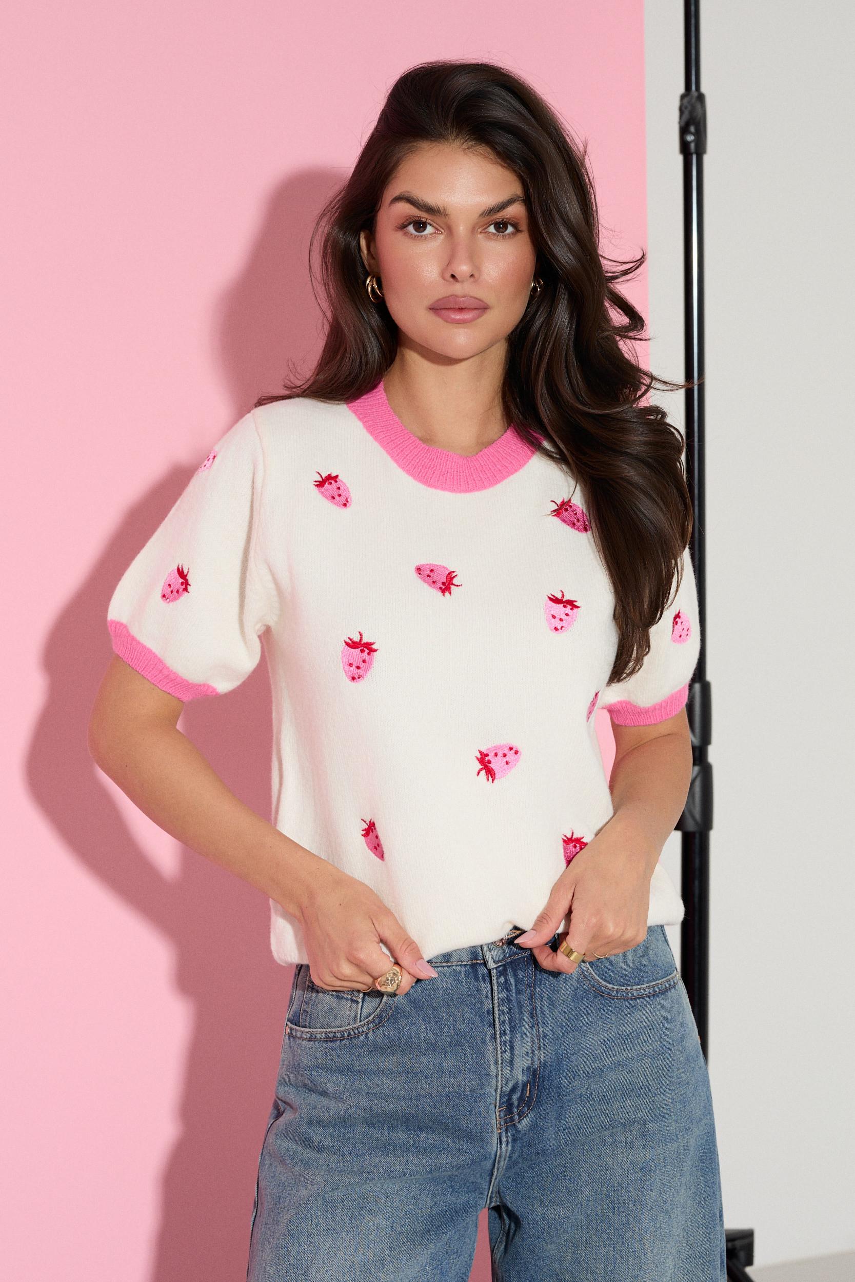 SWETER Z KRÓTKIM RĘKAWEM W TRUSKAWKI