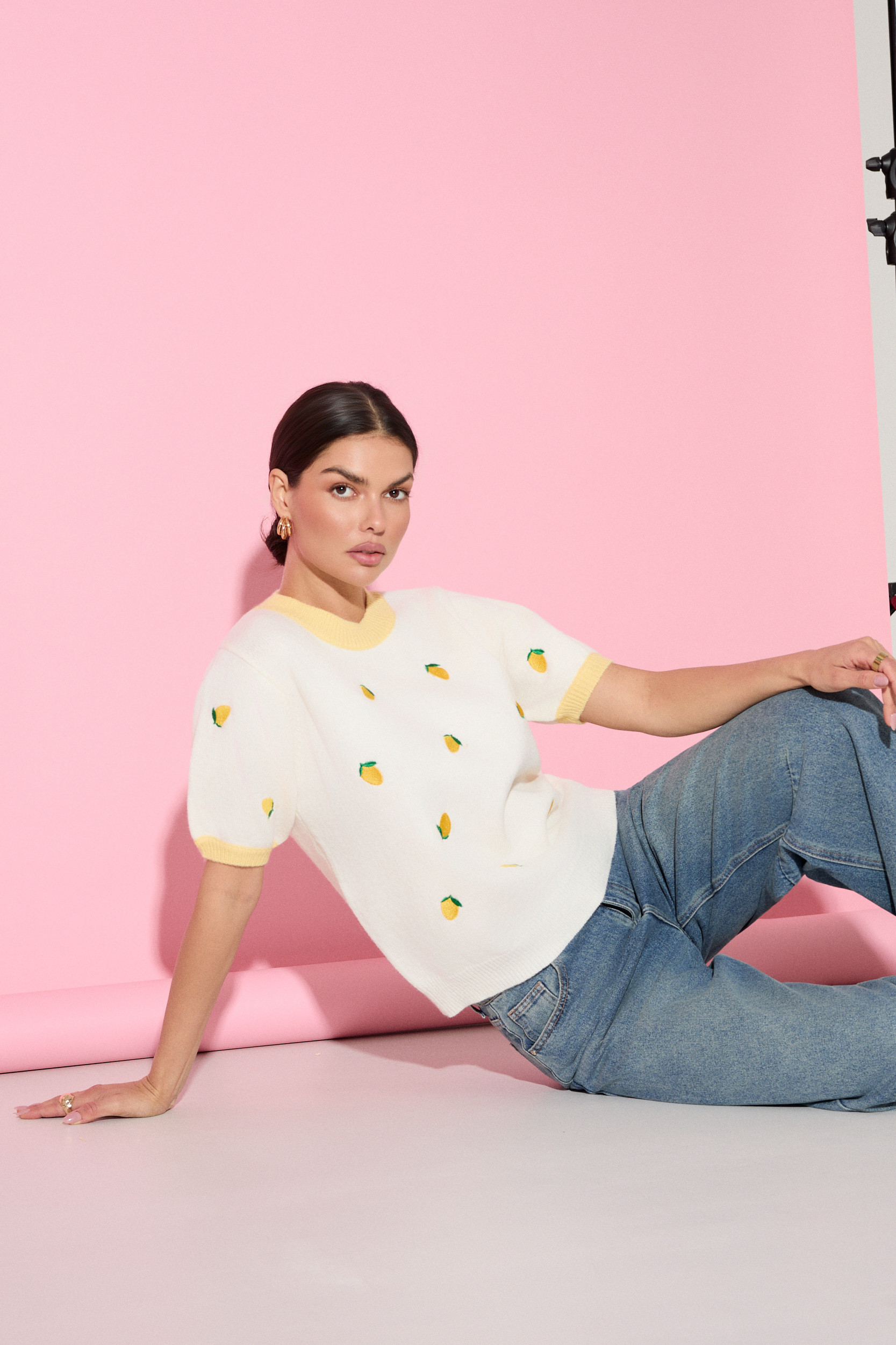 SWETER Z KRÓTKIM RĘKAWEM W ANANASY