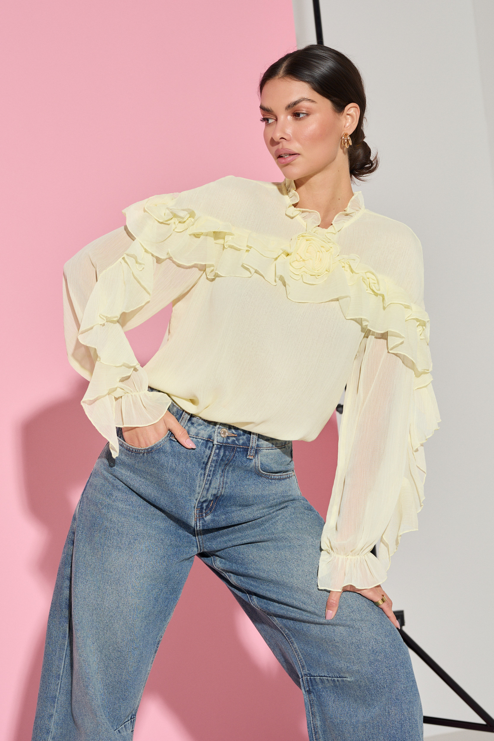 KOSZULA Z FALBANAMI I DEKORACYJNĄ RÓŻĄ PRZY DEKOLCIE