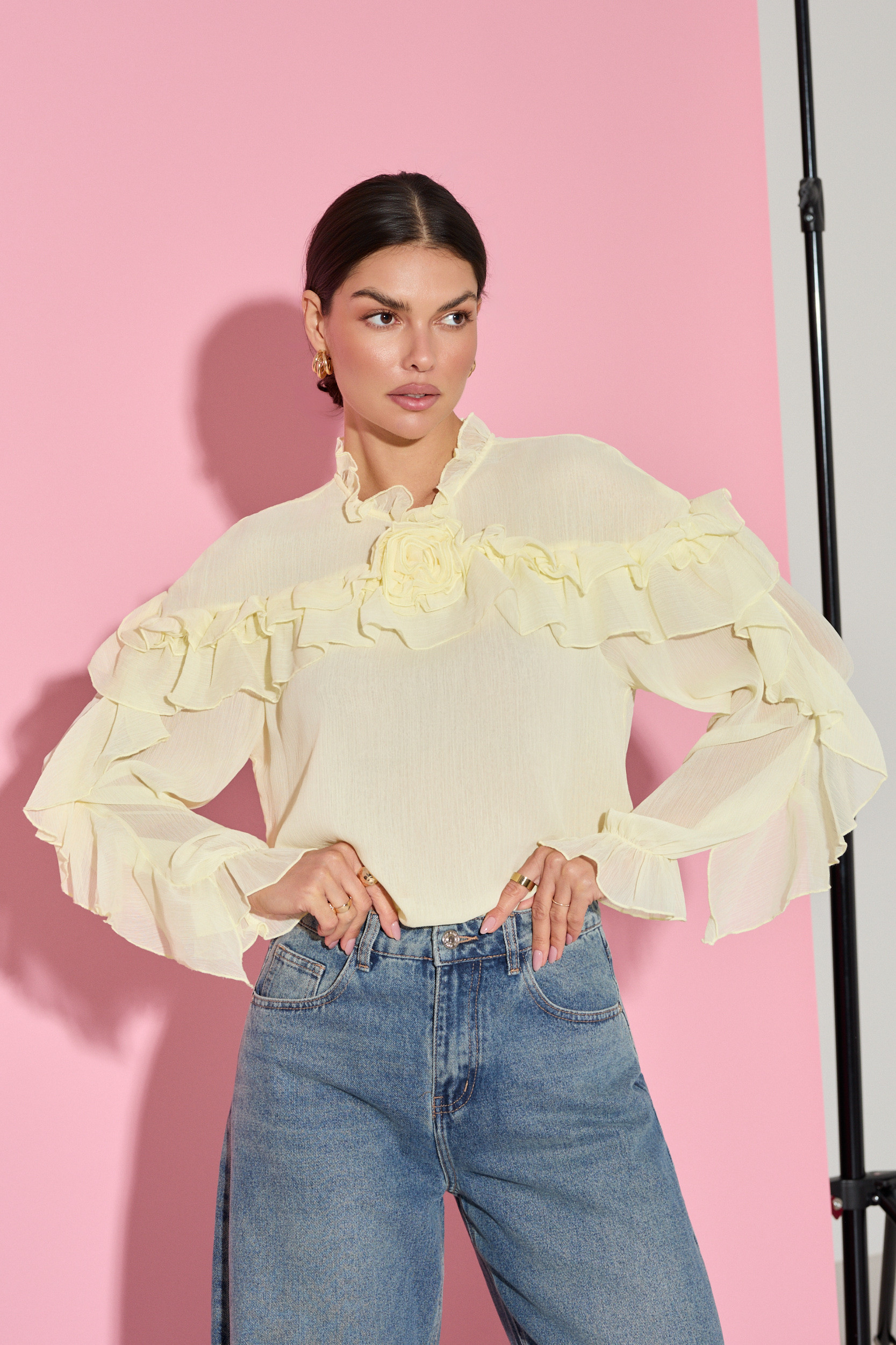 KOSZULA Z FALBANAMI I DEKORACYJNĄ RÓŻĄ PRZY DEKOLCIE