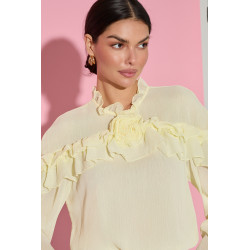 KOSZULA Z FALBANAMI I DEKORACYJNĄ RÓŻĄ PRZY DEKOLCIE