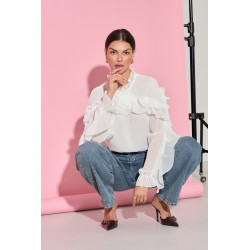 KOSZULA Z FALBANAMI I DEKORACYJNĄ RÓŻĄ PRZY DEKOLCIE