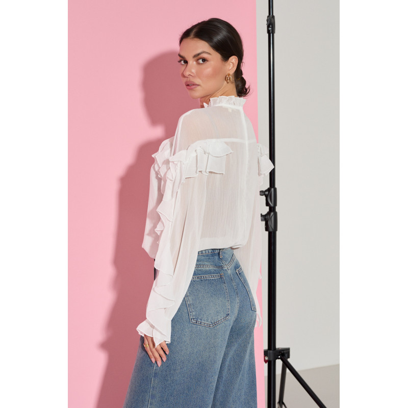 KOSZULA Z FALBANAMI I DEKORACYJNĄ RÓŻĄ PRZY DEKOLCIE