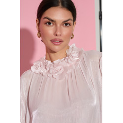 POŁYSKUJĄCA KOSZULA Z RÓŻAMI PRZY SZYI