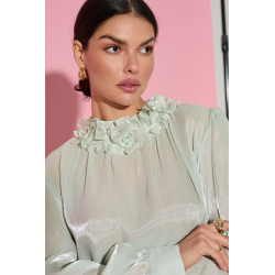 POŁYSKUJĄCA KOSZULA Z RÓŻAMI PRZY SZYI