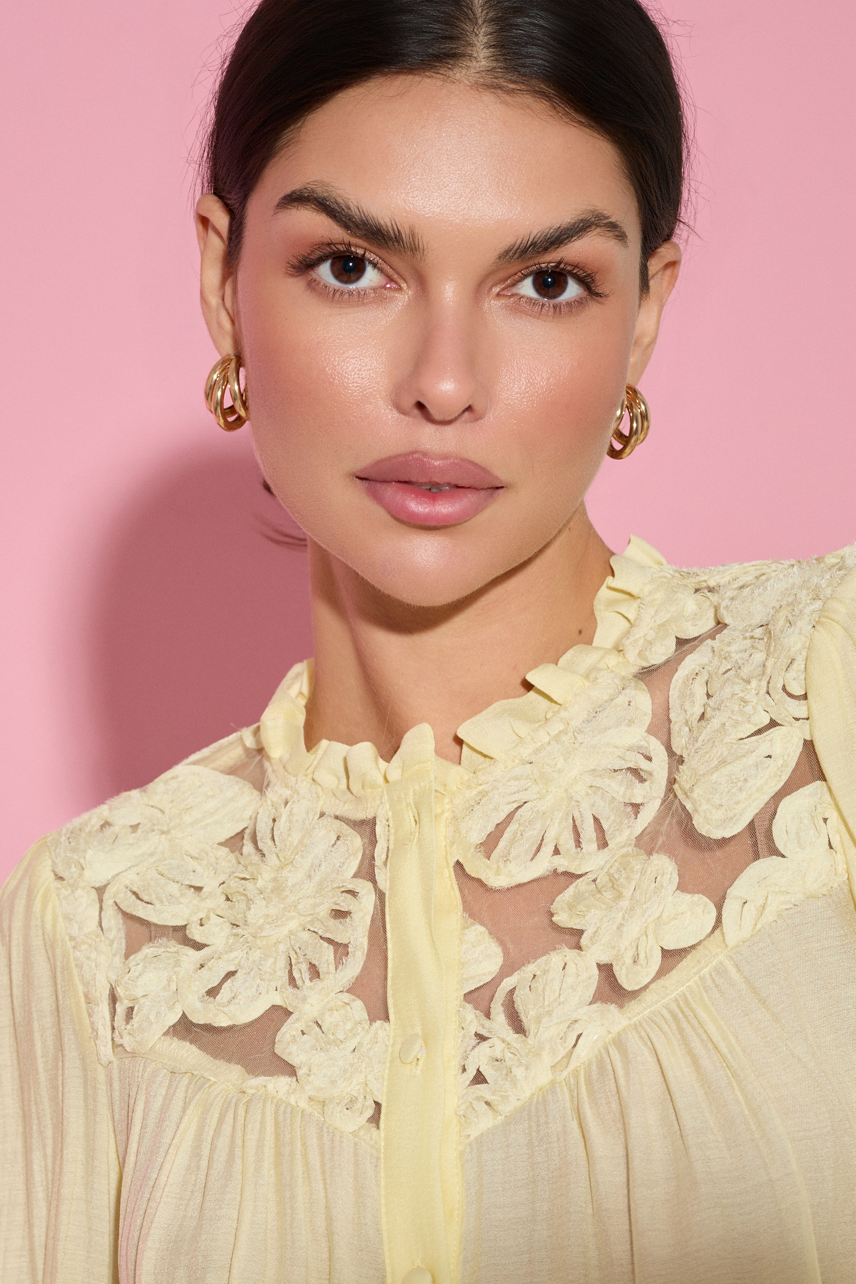 WISKOZOWA KOSZULA Z KWIATOWYMI APLIKACJAMI