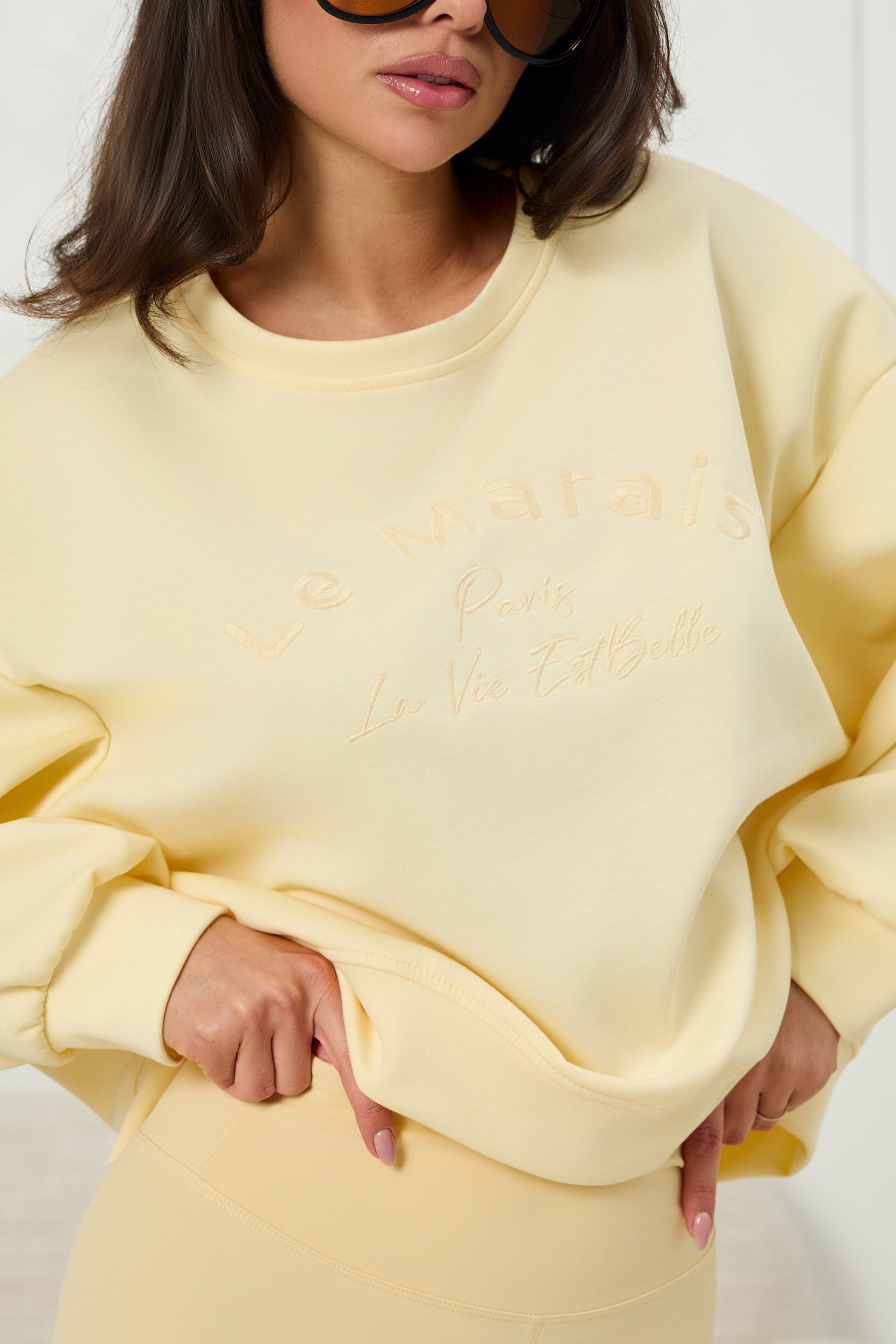 Oversizowa bluza z haftowanymi napisami