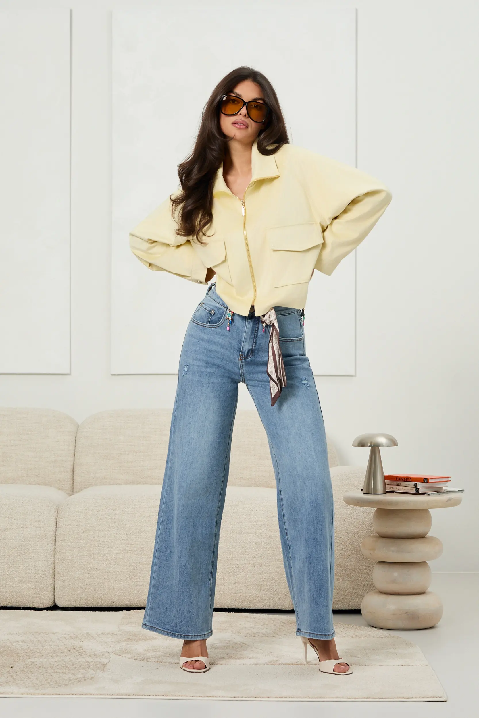 Jeansy wide leg z biżuteryjnymi detalami i apaszką