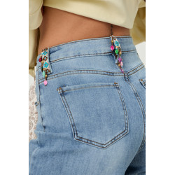 Jeansy wide leg z biżuteryjnymi detalami i apaszką