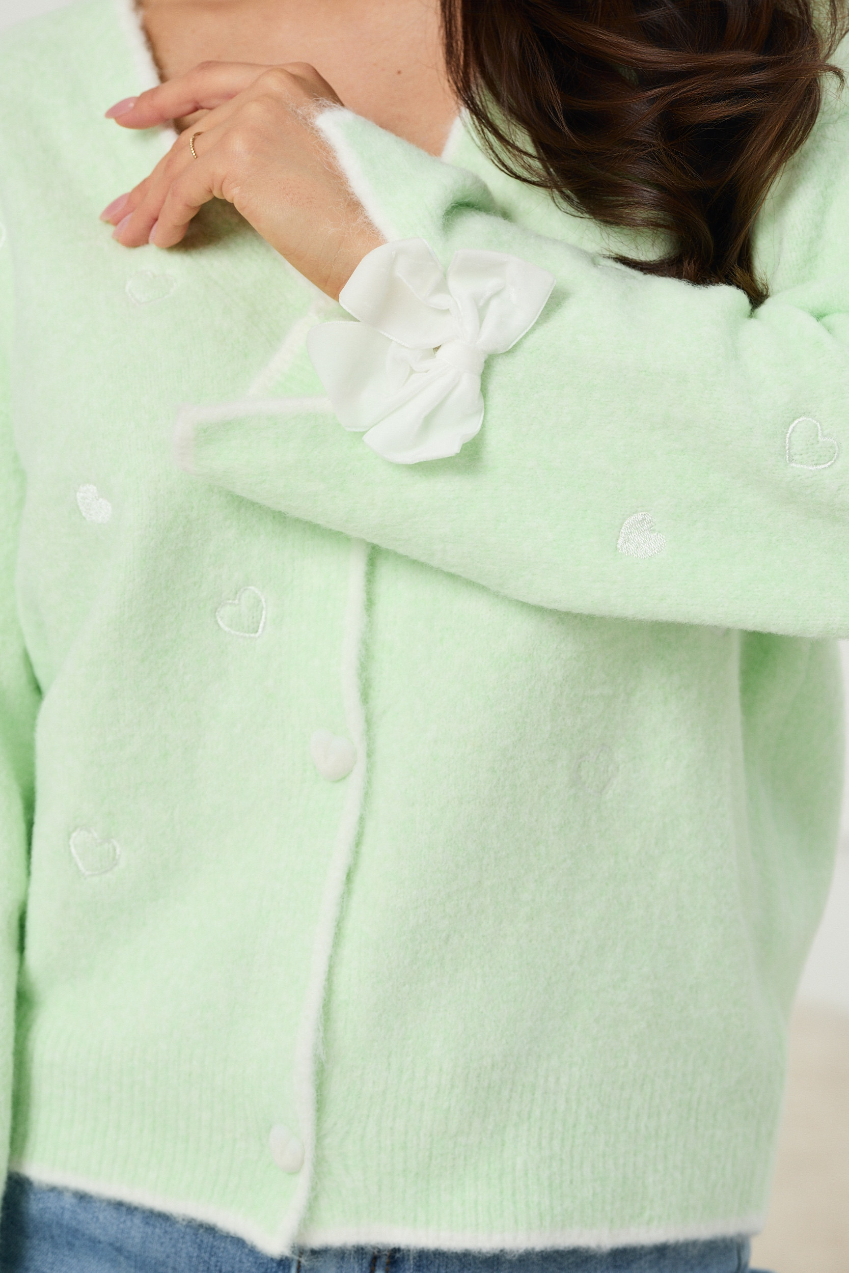 Kardigan z haftowanymi sercami i kokardami