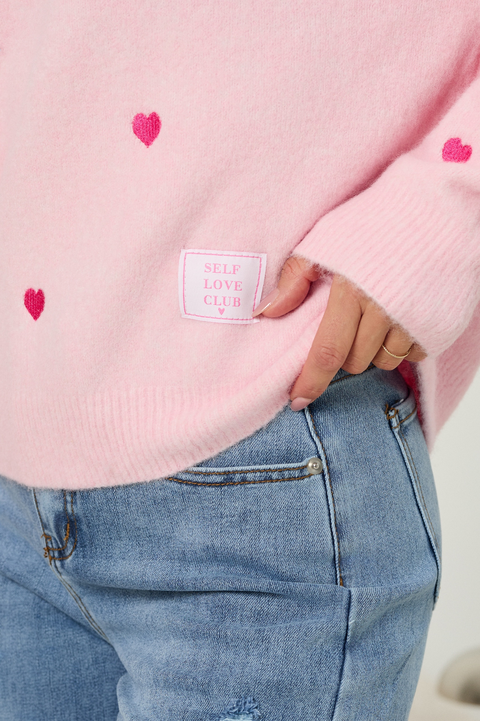 Dzianinowy sweter z haftowanymi sercami