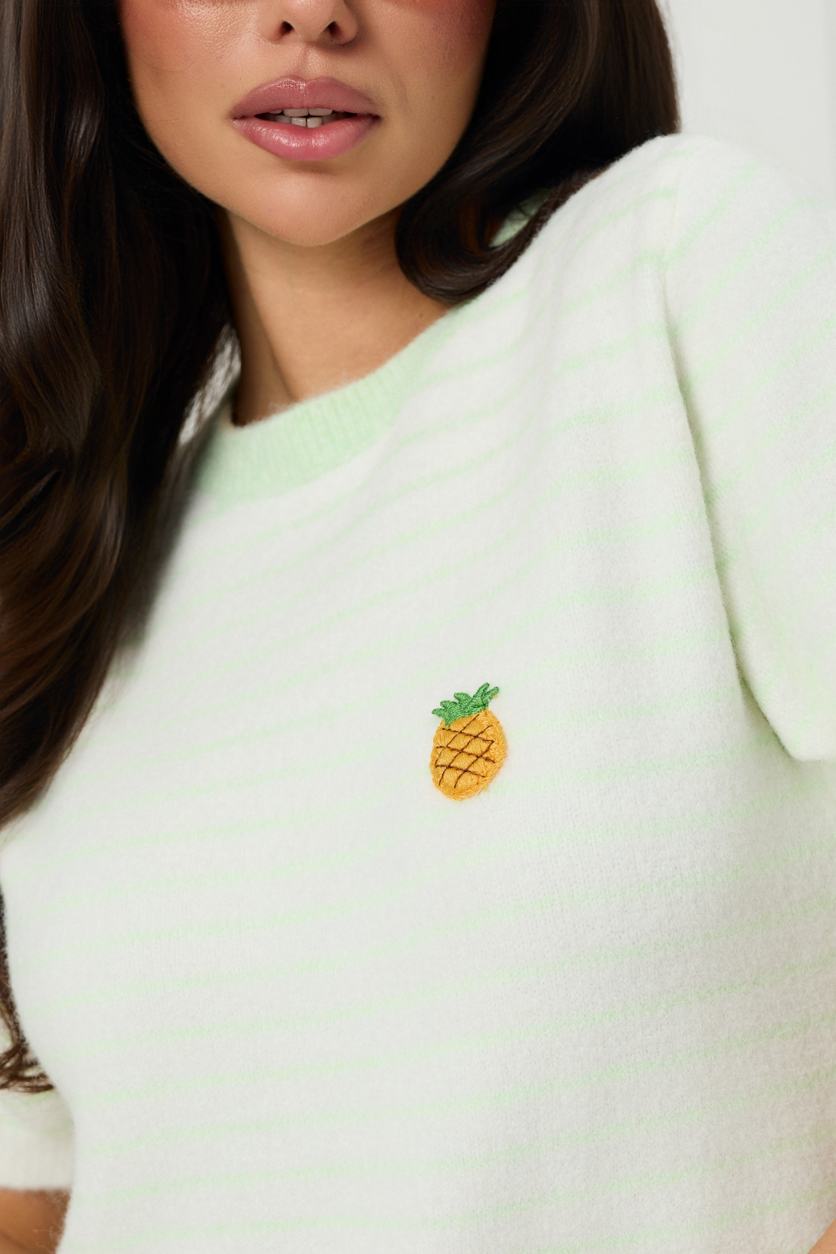 Dzianinowy sweter w paski z ananasem | Hurtownia odzieży damskiej online