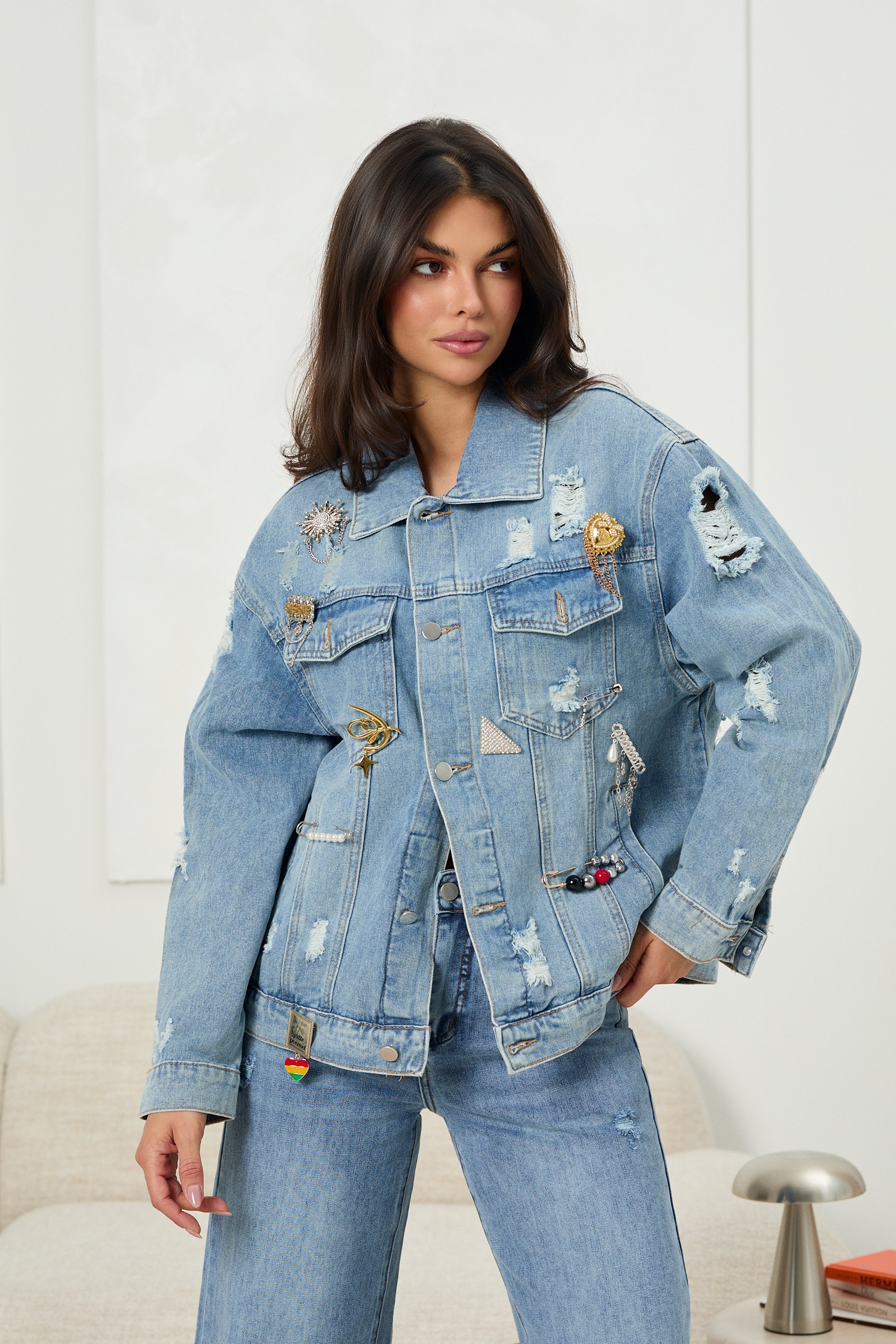Jeansowa kurtka z aplikacjami i przetarciami - Sprzedaż hurtowa online | italiamoda.pl