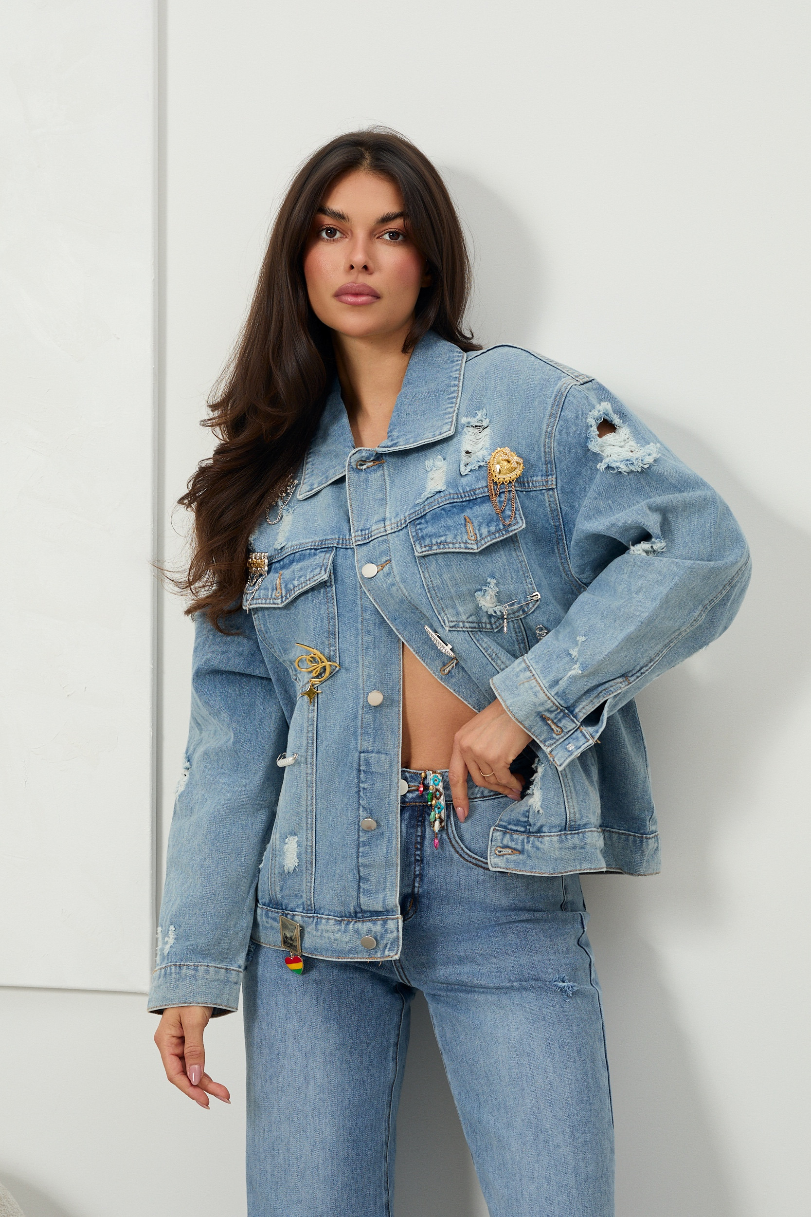 Jeansowa kurtka z aplikacjami i przetarciami - Sprzedaż hurtowa online | italiamoda.pl
