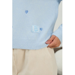 Dzianinowy sweter z haftowanymi sercami