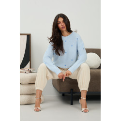 Dzianinowy sweter z haftowanymi sercami