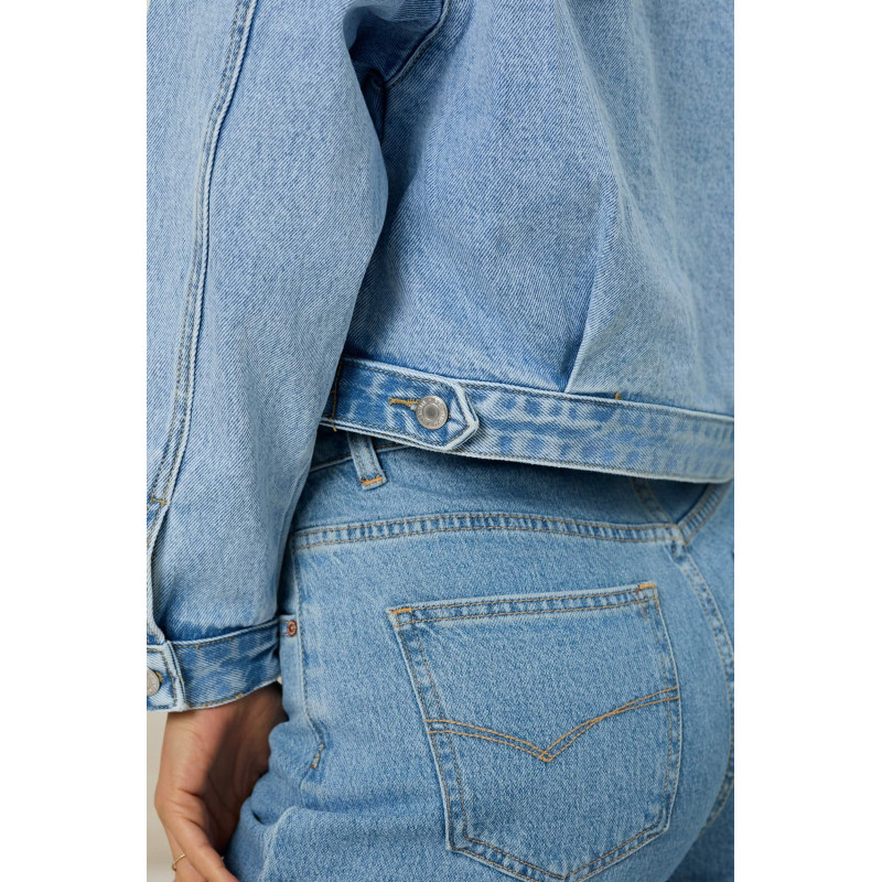 Oversizowa kurtka jeansowa z przetarciami