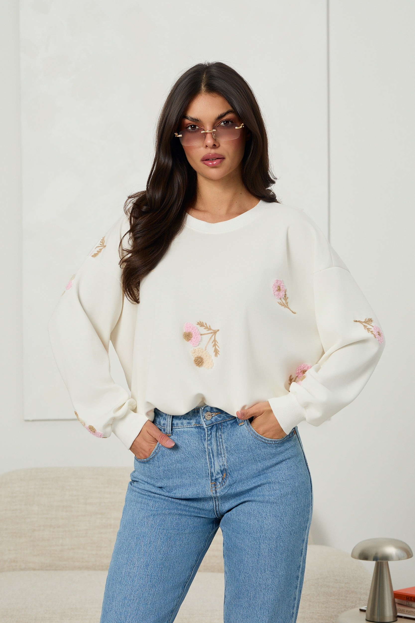 Bluza oversizowa z haftowanymi kwiatami | Hurt odzieży damskiej online