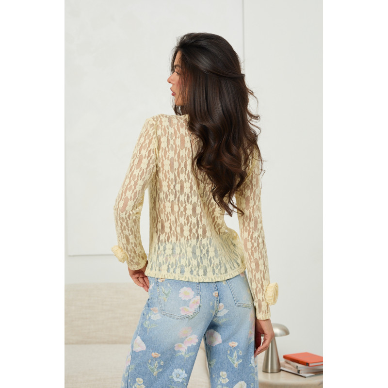 Bluzka z koronkowym wzorem i ozdobnymi kwiatami przy rękawach