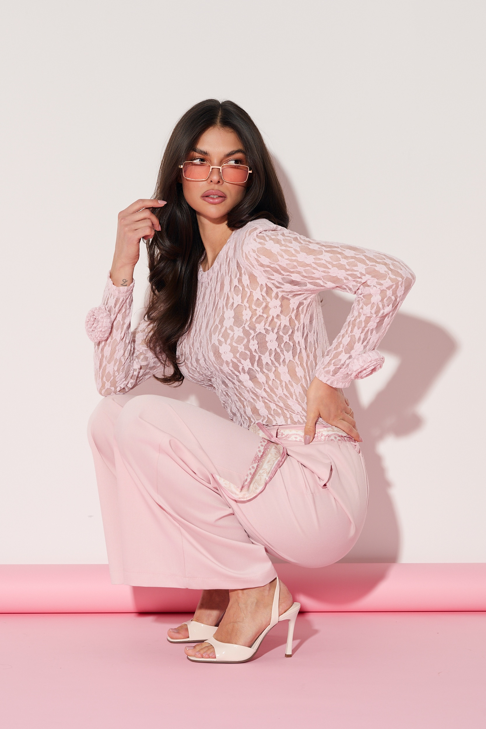 Bluzka z koronkowym wzorem i ozdobnymi kwiatami przy rękawach