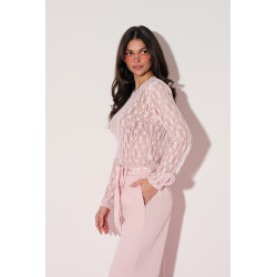 Bluzka z koronkowym wzorem i ozdobnymi kwiatami przy rękawach
