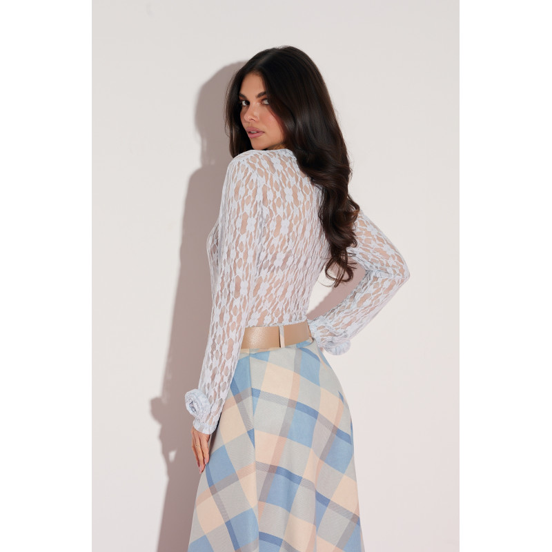 Bluzka z koronkowym wzorem i ozdobnymi kwiatami przy rękawach