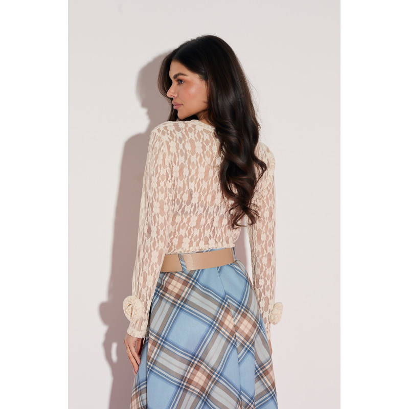 Bluzka z koronkowym wzorem i ozdobnymi kwiatami przy rękawach