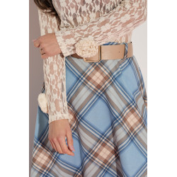 Bluzka z koronkowym wzorem i ozdobnymi kwiatami przy rękawach