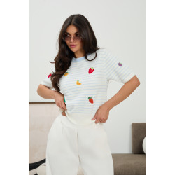 Dzianinowy sweter w paski z haftowanymi owocami | Hurtownia odzieży damskiej