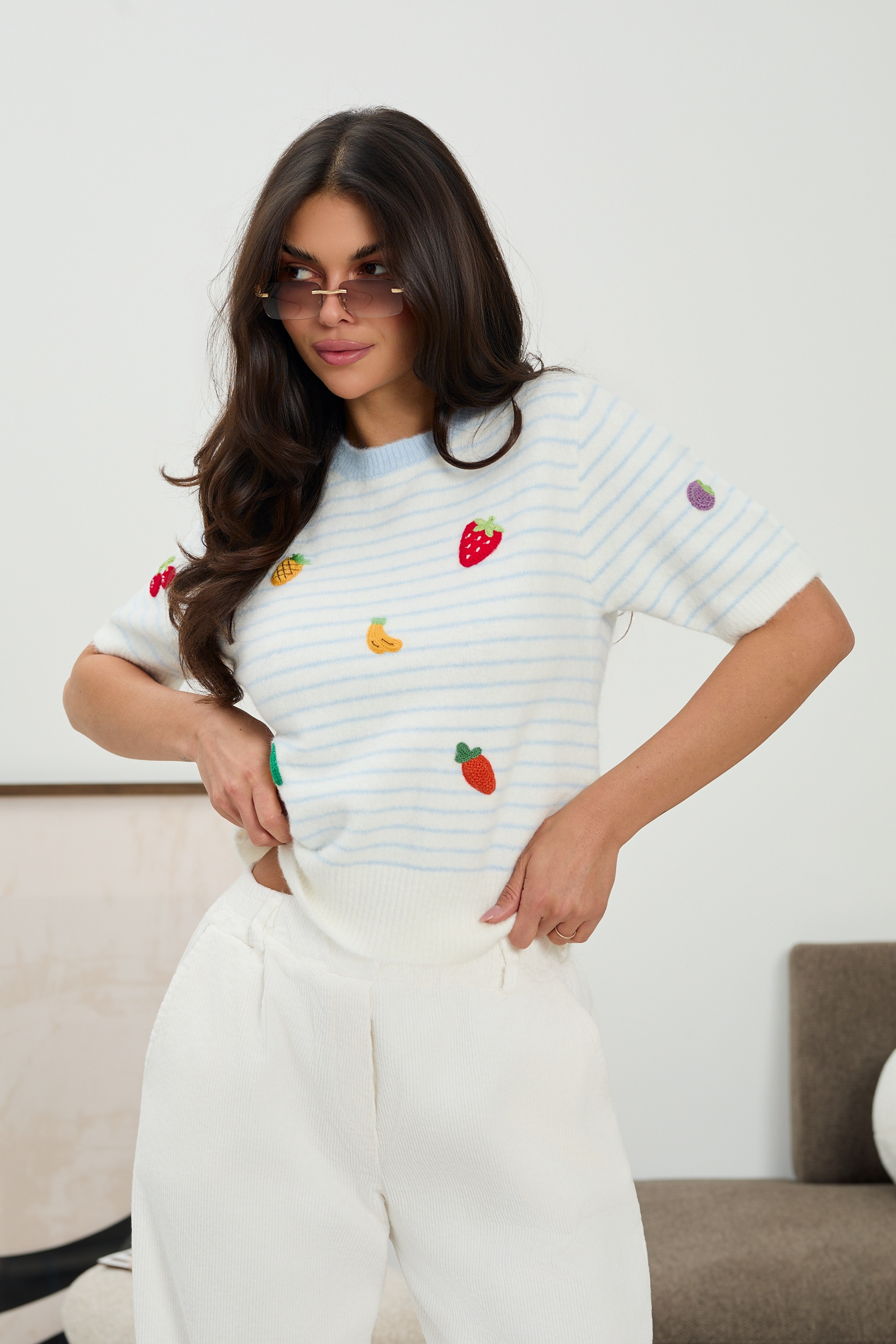 Dzianinowy sweter w paski z haftowanymi owocami | Hurtownia odzieży damskiej