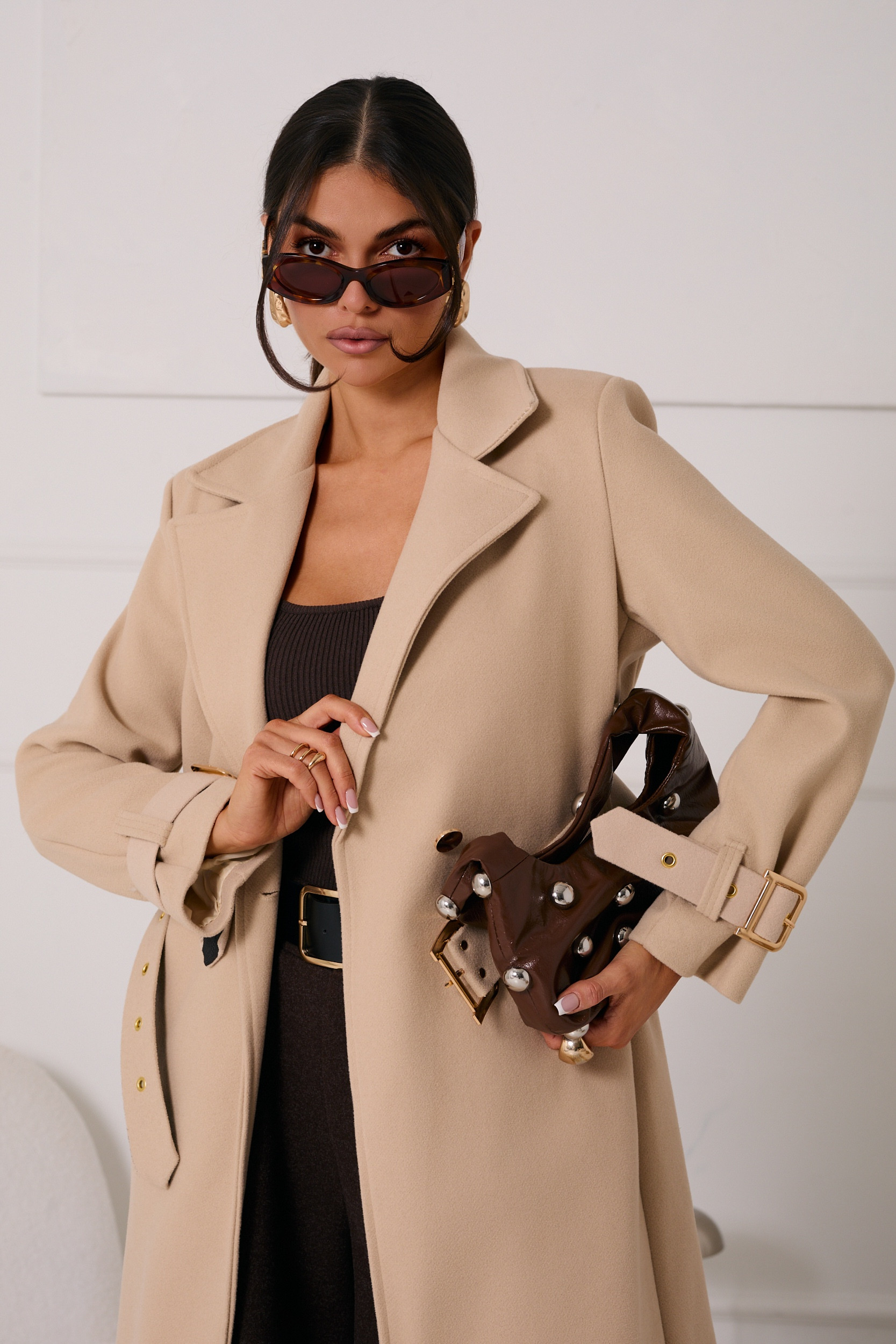 DŁUGI PŁASZCZ Z PASKIEM I ZŁOTYMI KLAMRAMI