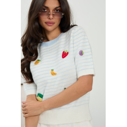 Dzianinowy sweter w paski z haftowanymi owocami | Hurtownia odzieży damskiej