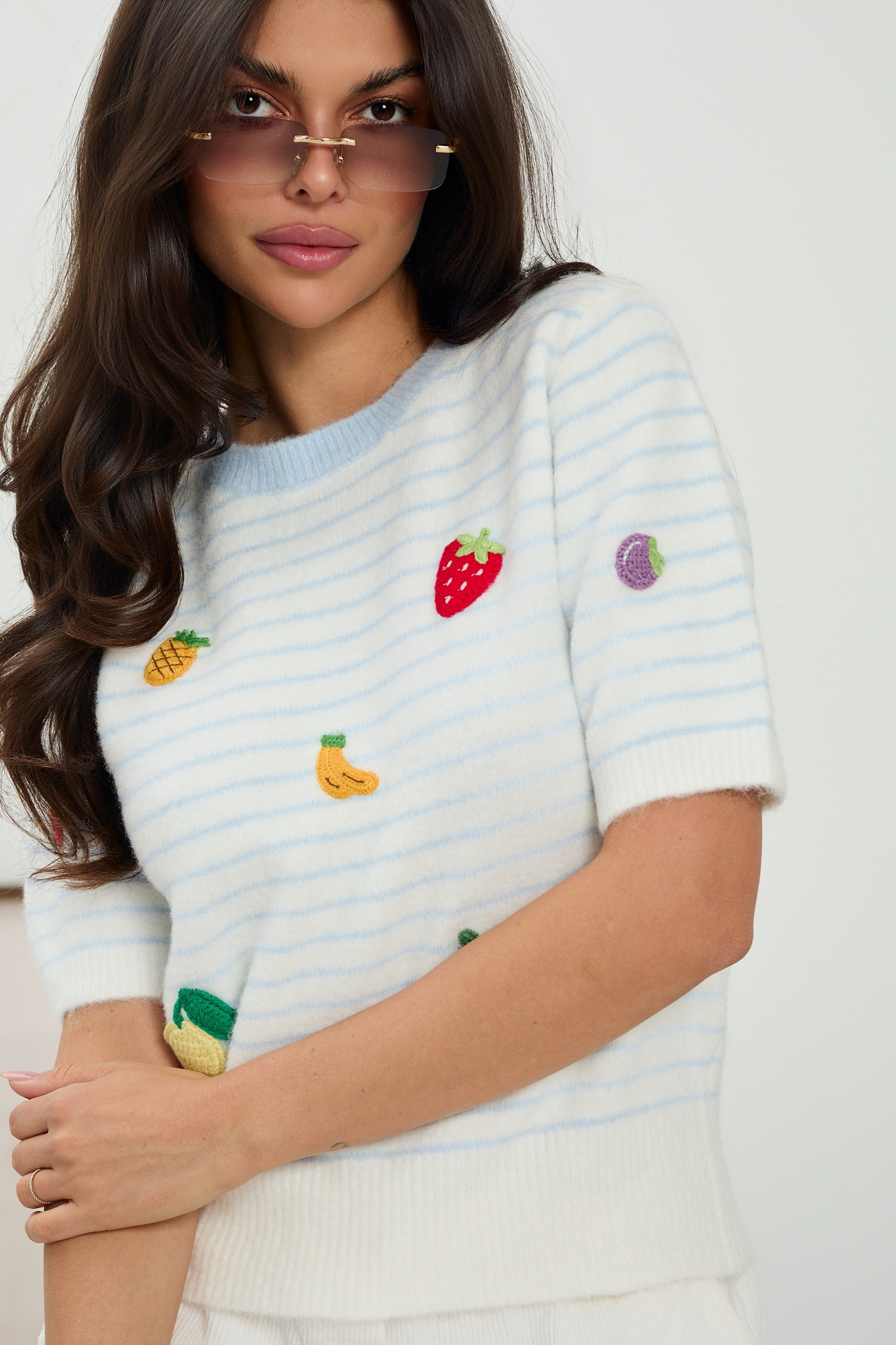 Dzianinowy sweter w paski z haftowanymi owocami | Hurtownia odzieży damskiej