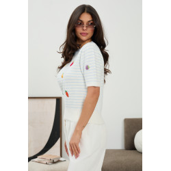 Dzianinowy sweter w paski z haftowanymi owocami | Hurtownia odzieży damskiej