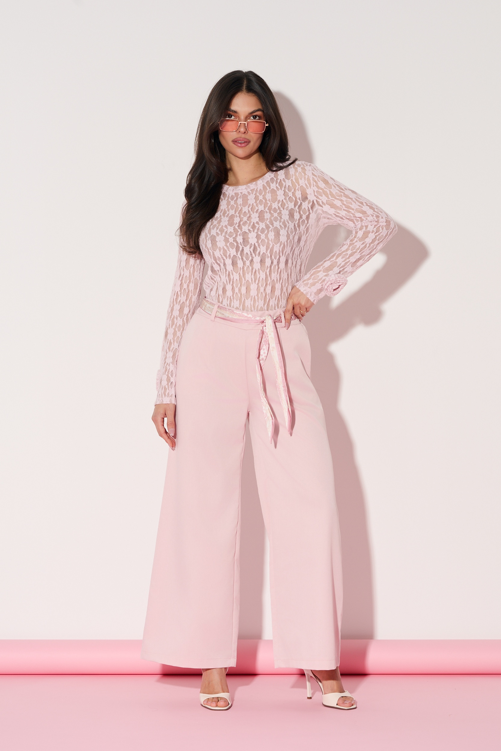 Spodnie z szeroką nogawką i ozdobnym paskiem - Hurtownia odzieży damskiej | cotygodniowe nowości