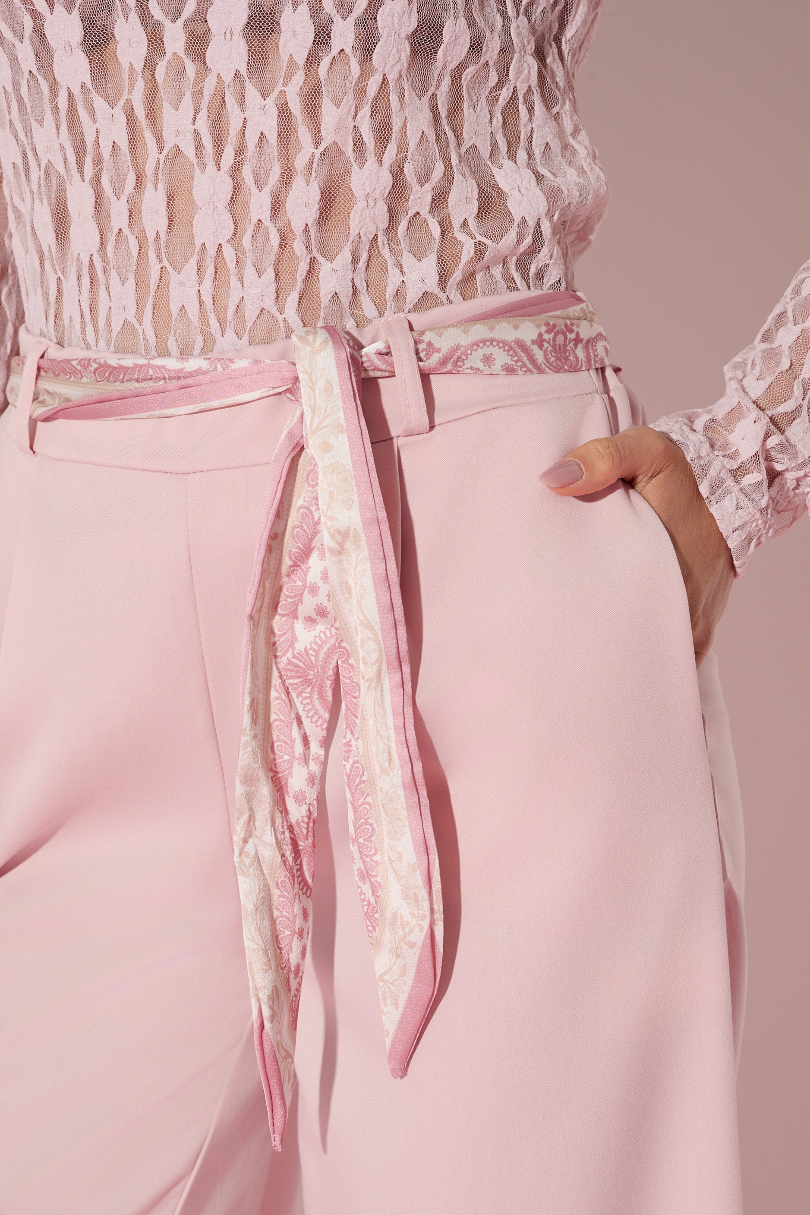 Spodnie z szeroką nogawką i ozdobnym paskiem - Hurtownia odzieży damskiej | cotygodniowe nowości