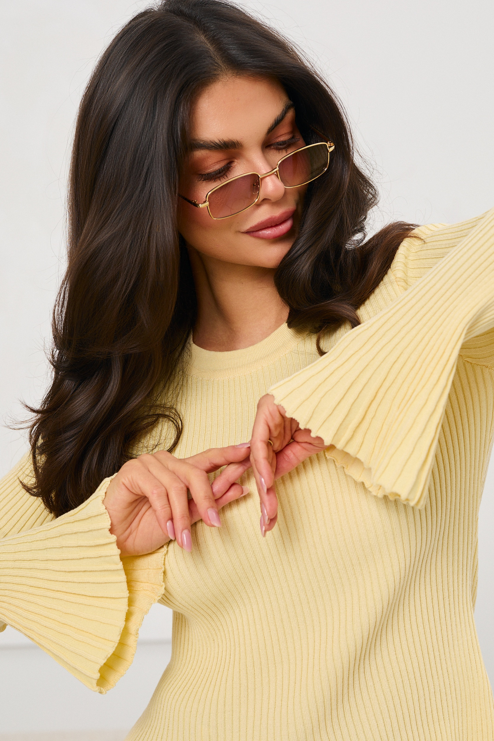 Prążkowany sweter z rozszerzanymi rękawami | Hurtownia odzieży damskiej