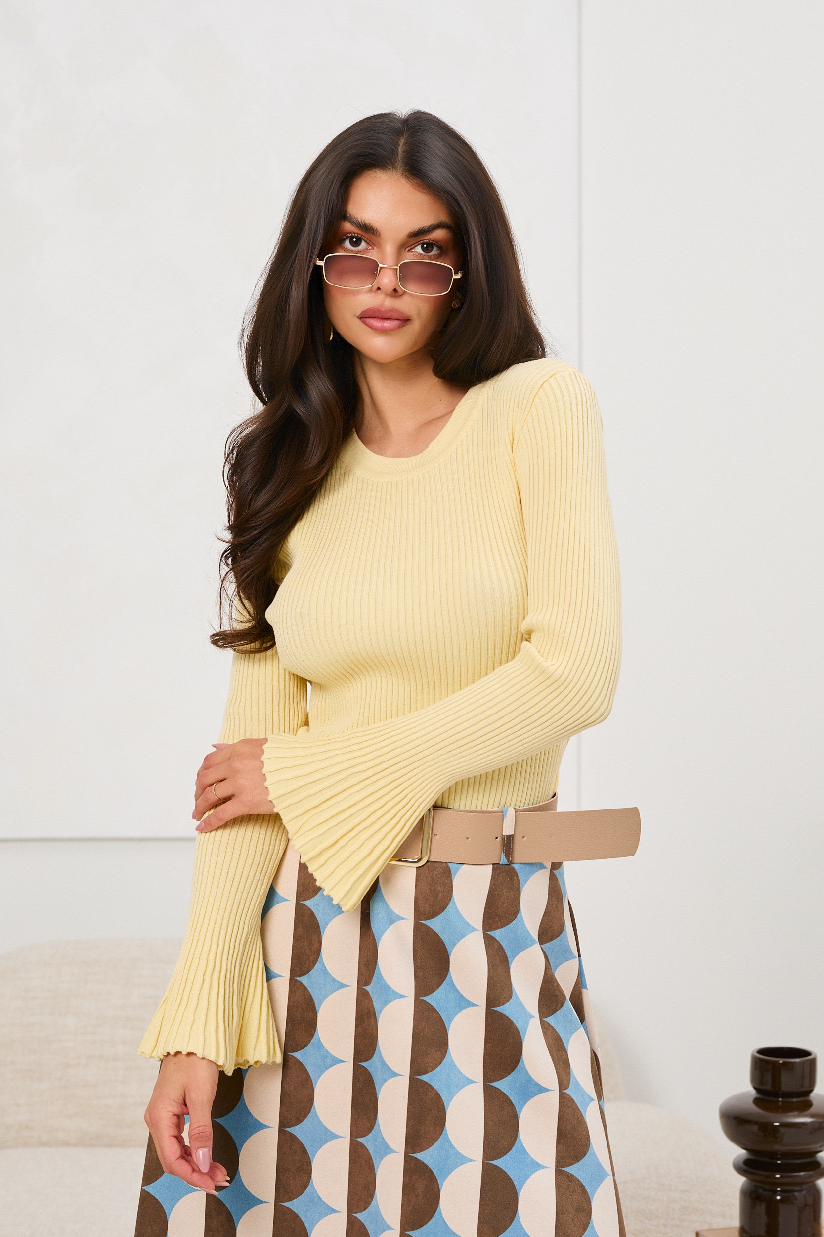 Prążkowany sweter z rozszerzanymi rękawami