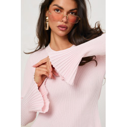 Prążkowany sweter z rozszerzanymi rękawami