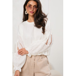Bluzka z ozdobnymi haftowanymi rękawami | Sprzedaż hurtowa odzieży damskiej